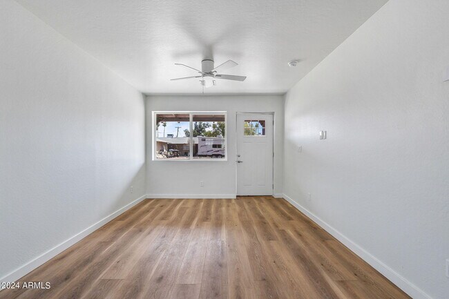 Building Photo - 638 W 5th Ave