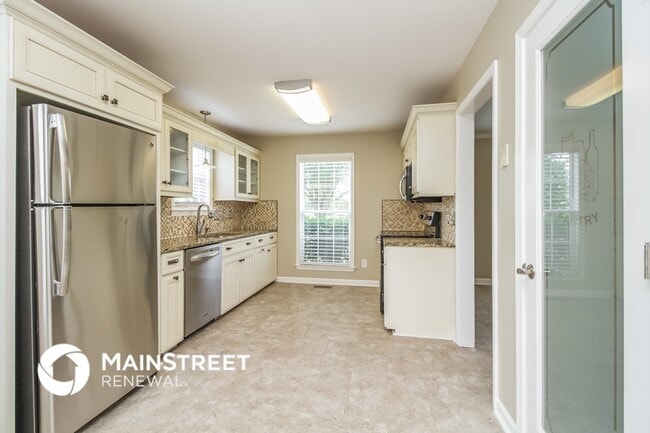 Building Photo - 2800 Sutherland Dr