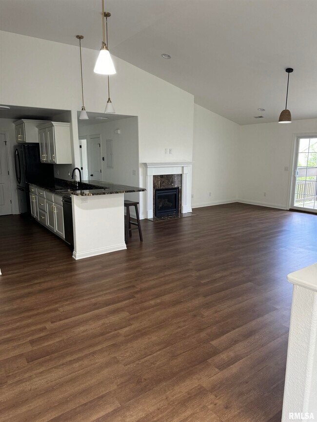 Foto del edificio - 4526 N Thornhill Dr