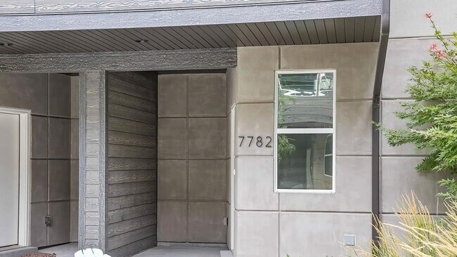 Building Photo - Luxurious 2 Bedroom Townhome