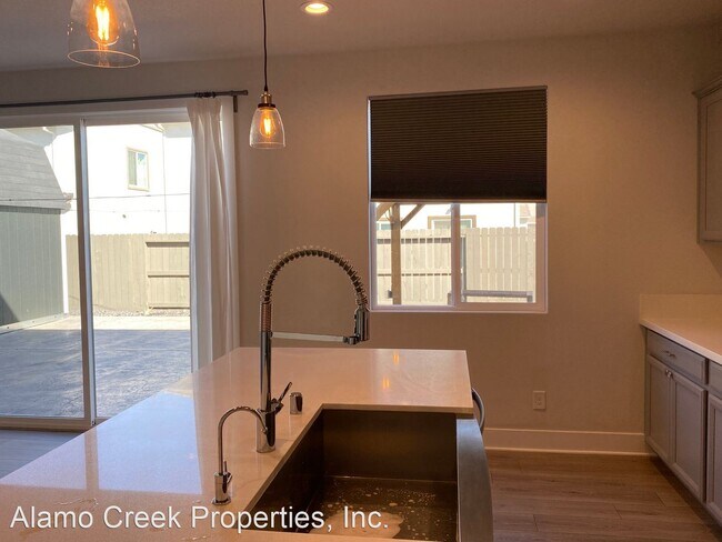 Building Photo - 4 br, 3 bath House - 925 Bergenia Street