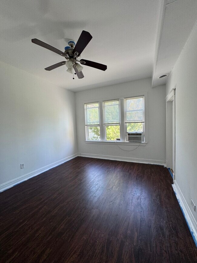 Foto del edificio - 8835 S Commercial Ave