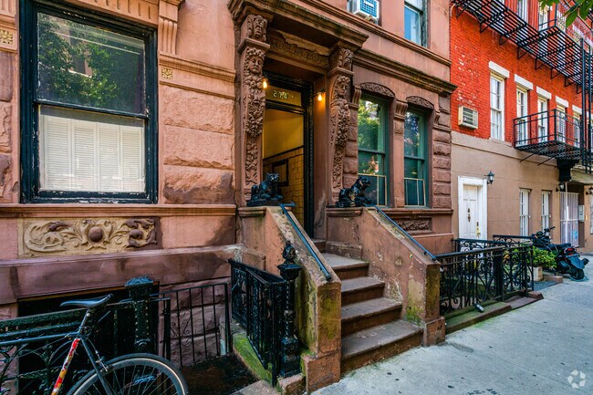 Entrada - 274 W 12th St