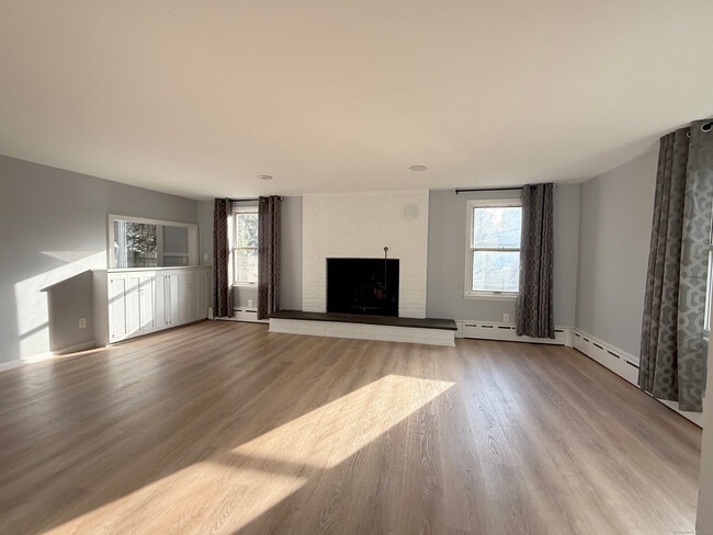 Building Photo - 3 George St