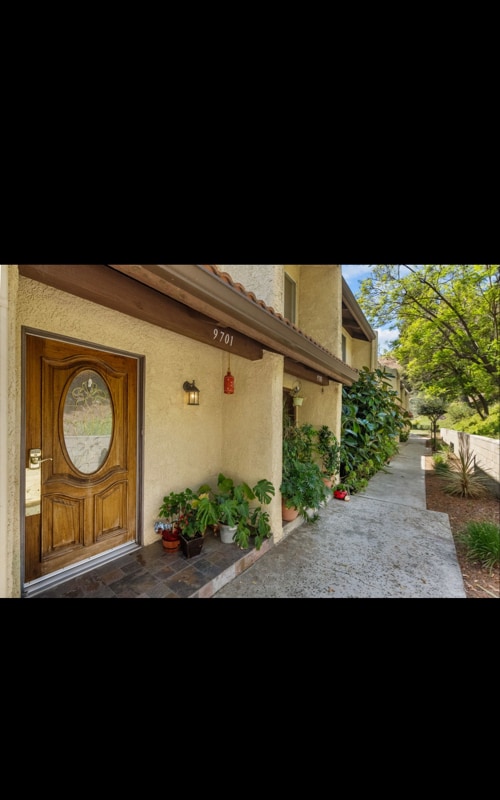 Building Photo - 9701 Vía Roma