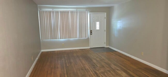 Building Photo - Nice brick 3 bedroom home! $1250! Large fenced yard!
