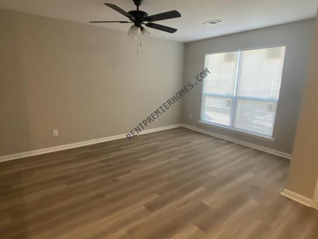 Building Photo - 1305 Lee Mac Dr