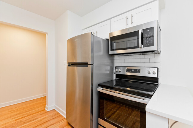 Building Photo - 1022 W Catalpa Ave
