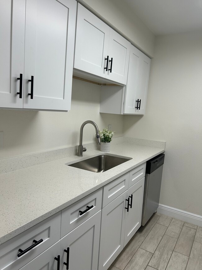 Building Photo - 9105 Tudor Dr