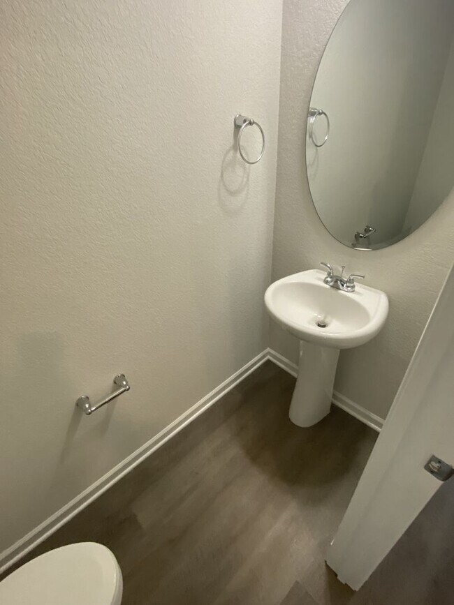 Building Photo - 2 Bedroom 2.5 Bath Townhouse