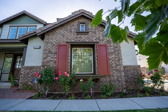 Foto del edificio - Exceptional estate Located In the highly desirable College Park Community.