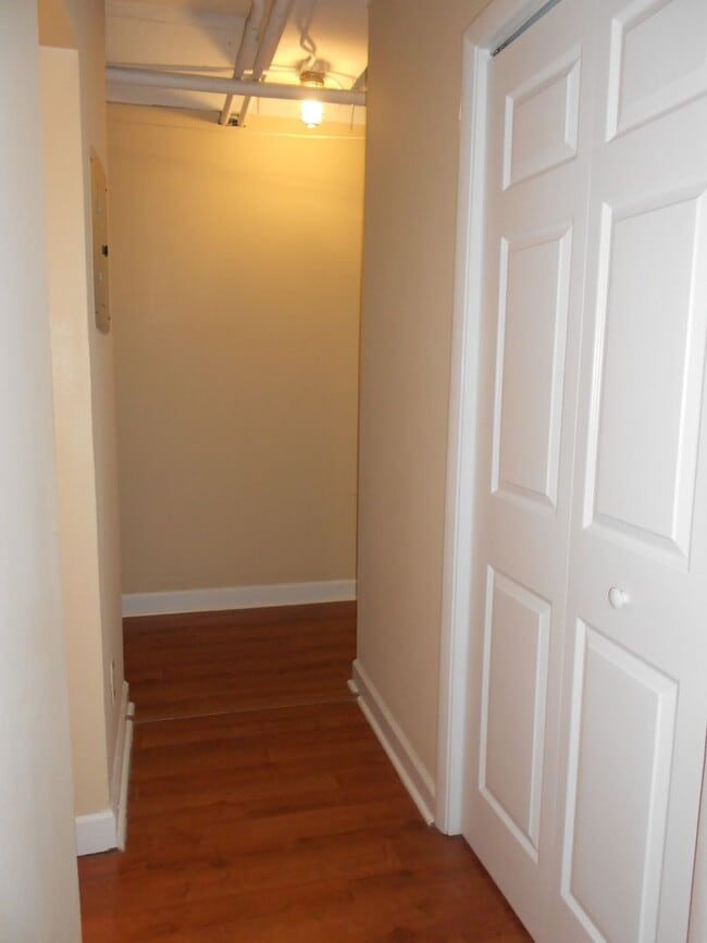 Building Photo - Cozy 2 Bedroom Apartment - Walk to UGA Campus!