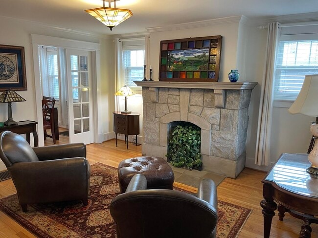 sitting area - 1001 14th Ave S
