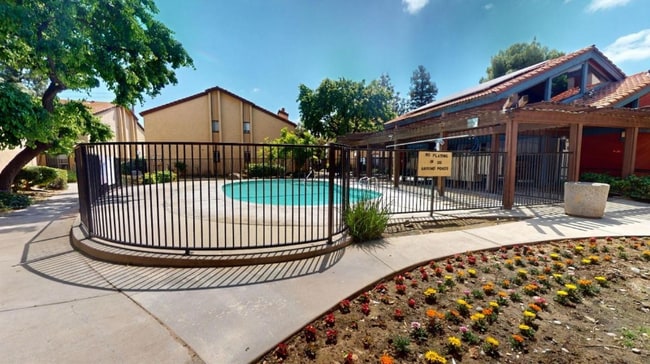 Building Photo - 1550 W Ashlan Ave