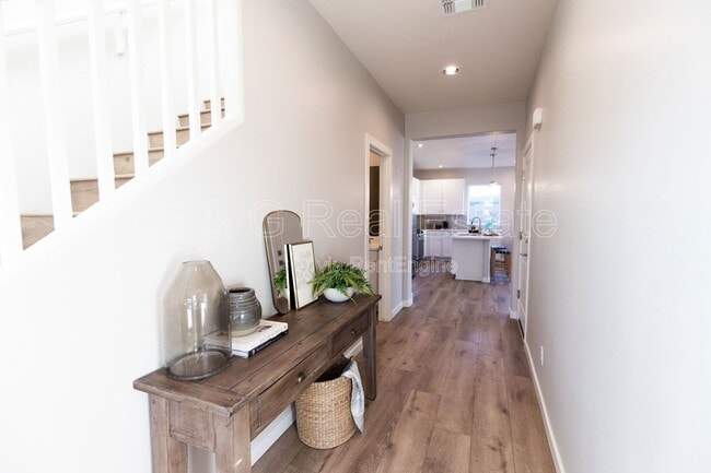 Building Photo - 3726 E Flower St