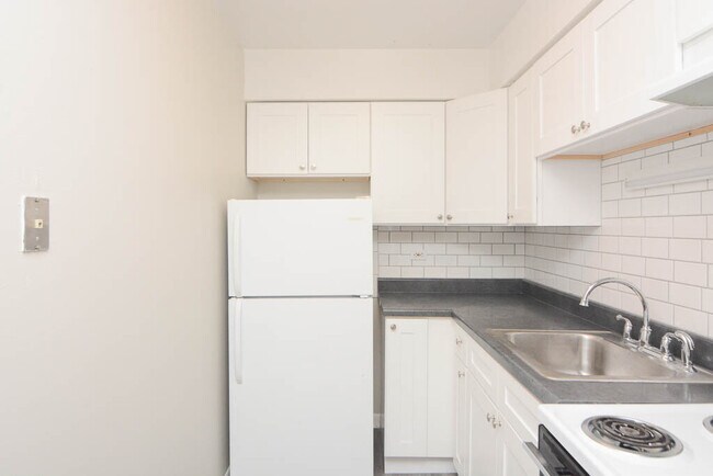 Building Photo - 541 W Briar Pl