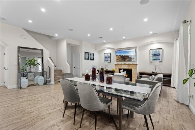 Building Photo - Spacious Tri-Level Townhome in Valley Village
