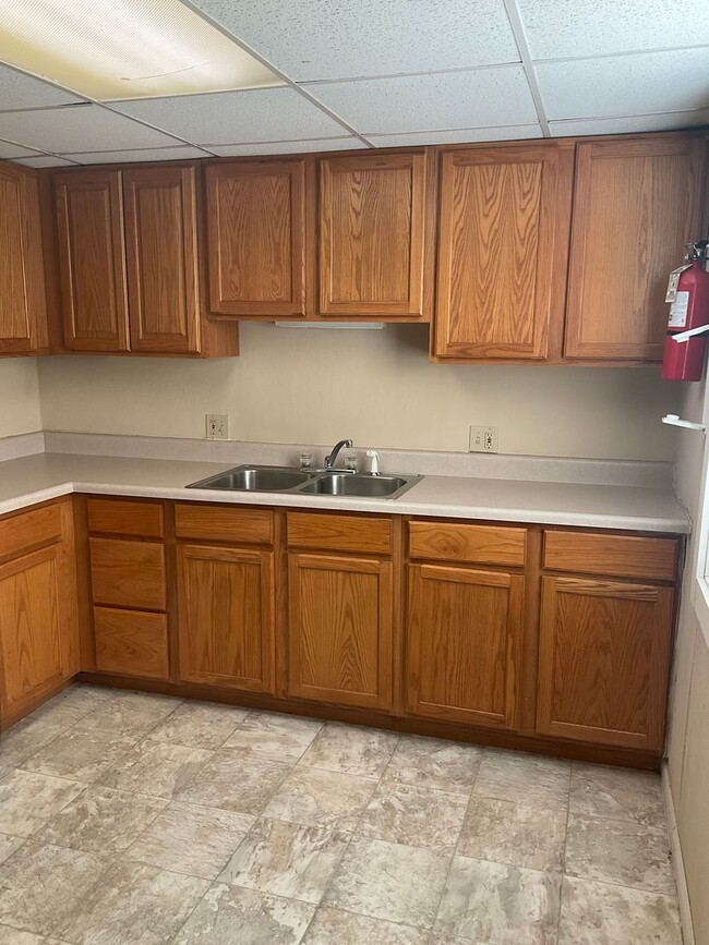 Building Photo - 405 E Poos Dr