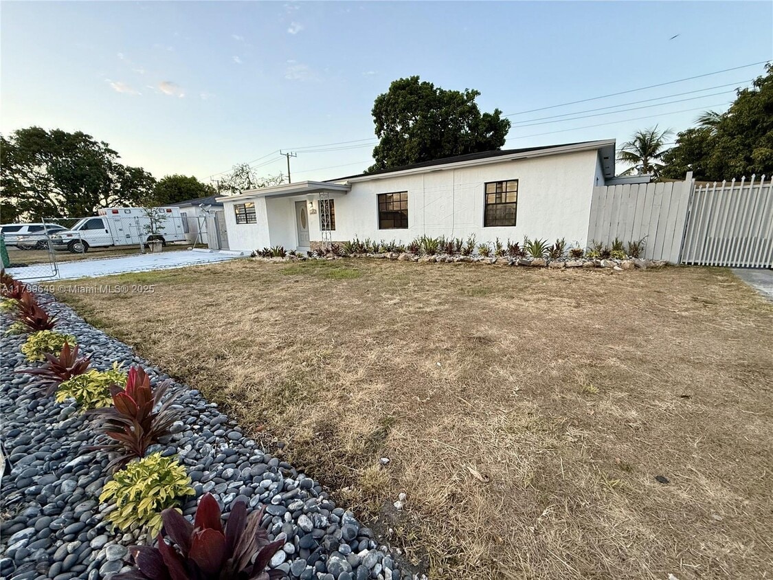 Primary Photo - 14471 Lincoln Blvd