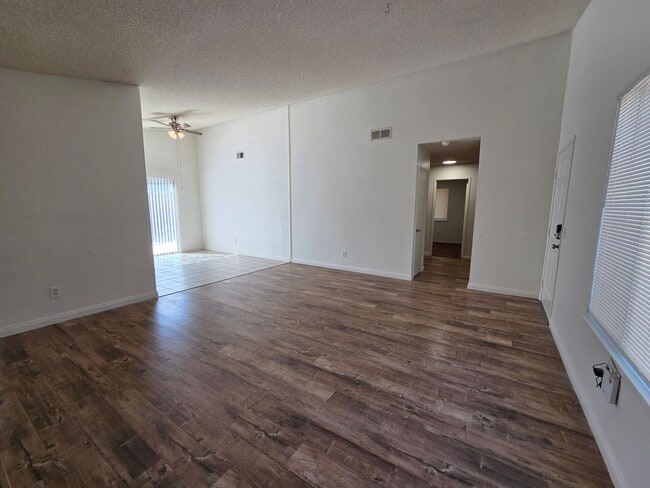 Building Photo - New Listing!