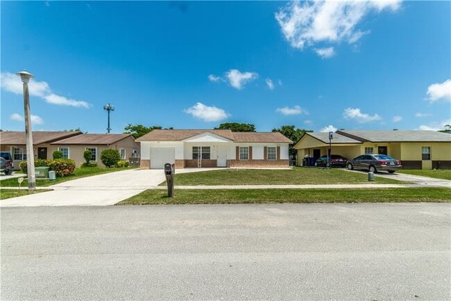 Building Photo - 405 SW 78th Ter