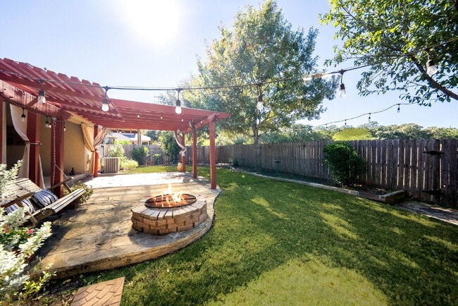 Building Photo - Beautiful 4 Bedroom Home with Open Floor P...