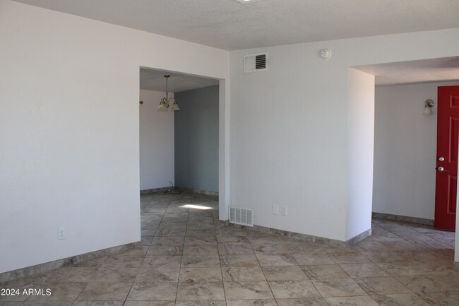 Building Photo - 214 E Hamel Rd