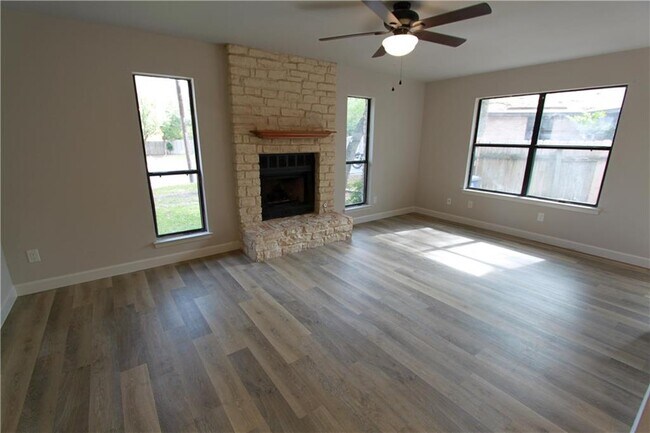 Foto del edificio - 6505 Columbia Oaks Ct