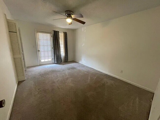 Foto del edificio - 106 Kimeran Ln