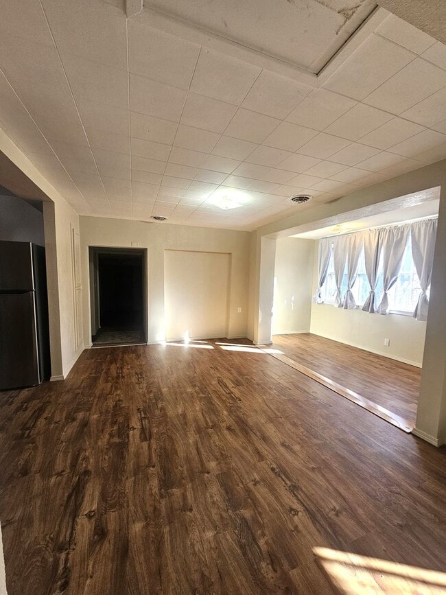 Building Photo - 4 Bedrooms, 2 Bathrooms with a Fenced Yard