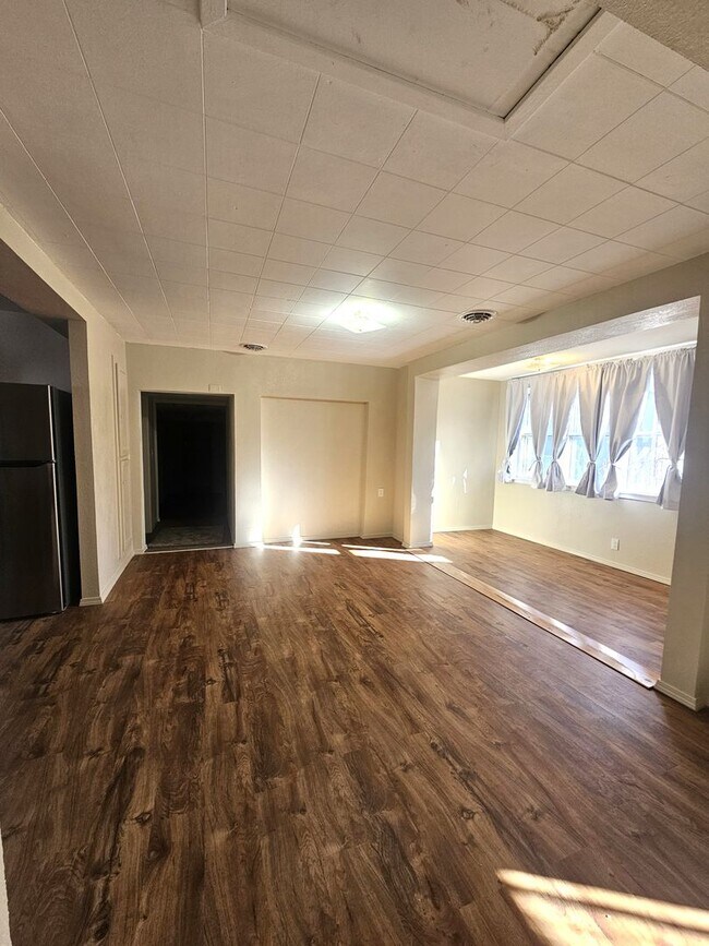 Foto del edificio - 4 Bedrooms, 2 Bathrooms with a Fenced Yard