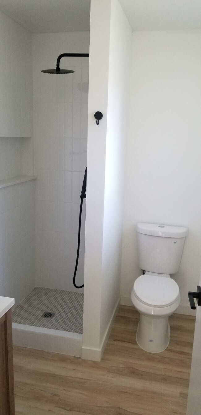 Guest Bathroom - 2105 Glen Heather Way