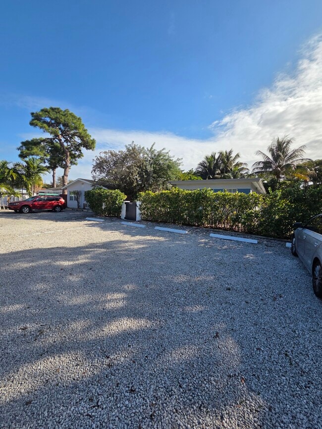 Building Photo - 902 NE 40th St