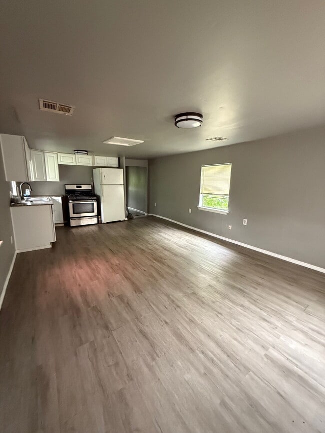 Building Photo - Cozy Living in the Heart of OKC – 1BR Retr...