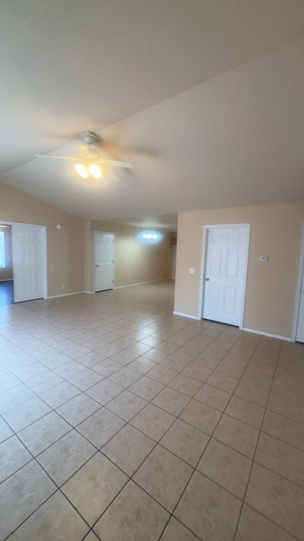 Foto del edificio - 3 Bedroon, 2 Bath, Double car garage Duplex for rent