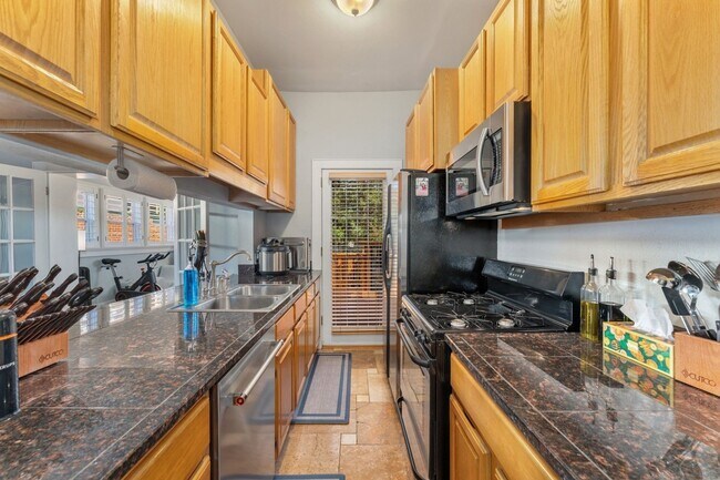 Building Photo - Charming 2BR Condo with parking!