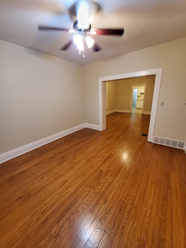 Building Photo - Charming 3BED/1BATH Riverwest Upper Unit