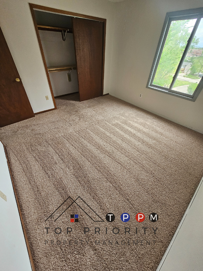 Building Photo - 2 Bedroom | 1 Bathroom Duplex in Cedar Rap...