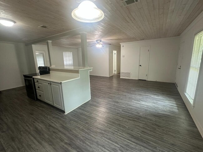 Building Photo - 10113 Winston Dr N