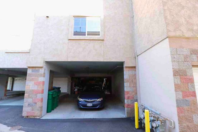Building Photo - 421 Holcomb Ave