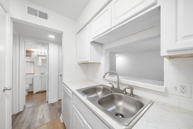 Building Photo - Seasons Beachfront - 1 & 2 Bedroom Floor P...