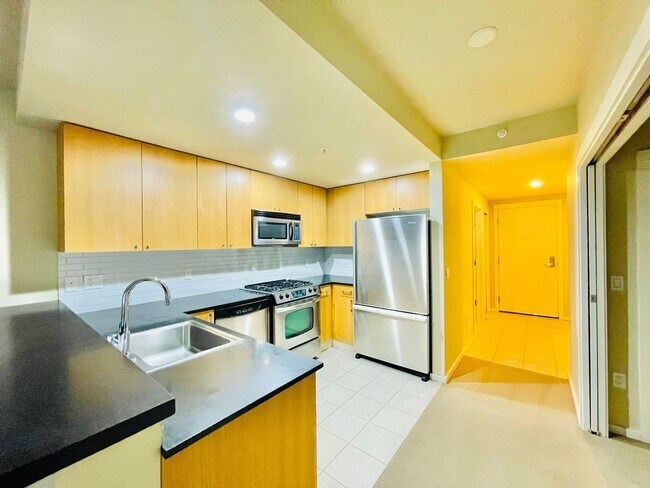 Foto del edificio - 1 Bedroom Condo 2 Blocks from Waterfront!