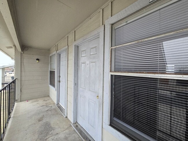 Building Photo - SECTION 8 ACCEPTED - WATER INCLUDED - AVAI...