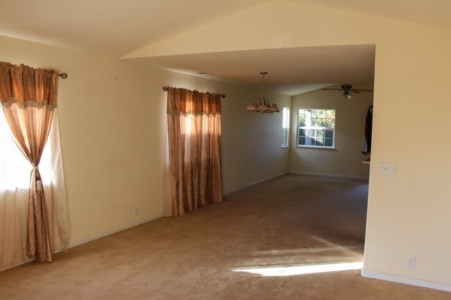 Building Photo - 3 Bedroom, 2 Bath With Appliances