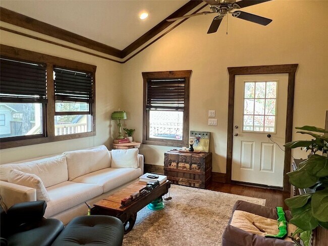 Foto del edificio - 1021 Louise St