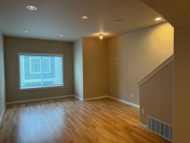 Building Photo - Beautiful 2 bed, 2.5 bath townhome located...