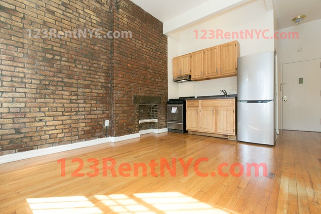 Building Photo - 531 E 11th St