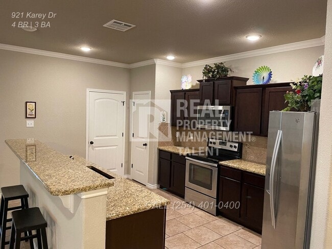 Building Photo - 921 Karey Dr