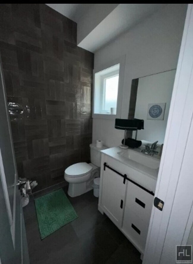 Building Photo - 4 Bed 2.5 Bath House - Ridgefield Avenue