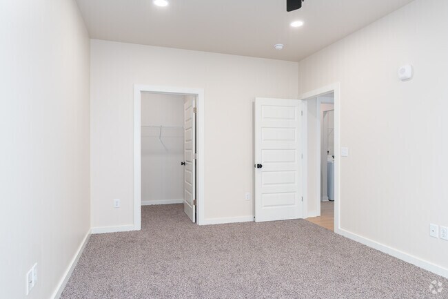 1HAB, 1BA - Dormitorio - Newbury Flats